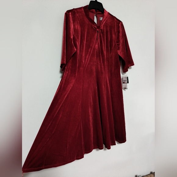New Red Faux Velvet Dress / Size 1X - Picture 4 of 10